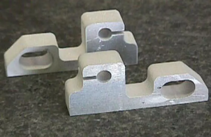 Przykład dwu części aluminiowych wykonanych z aluminium o grubości 1 cala