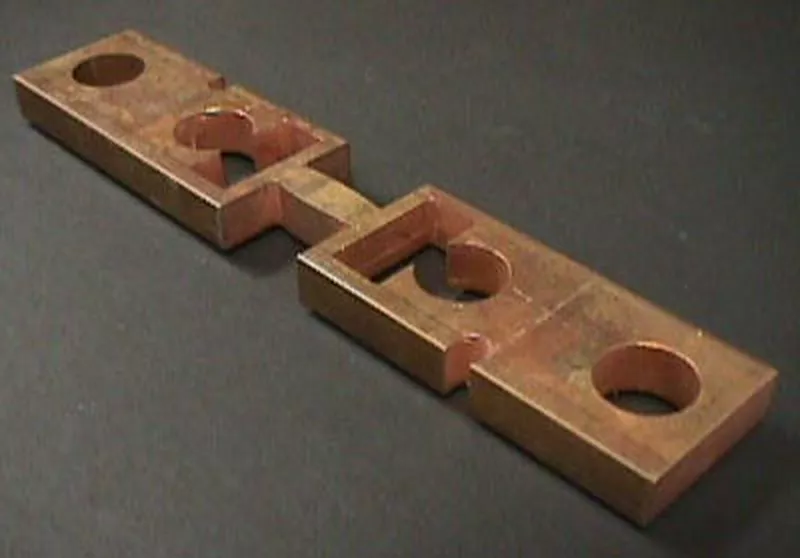 Szyna wykonana z miedzi o grubości 1 cala (1.3 cm).